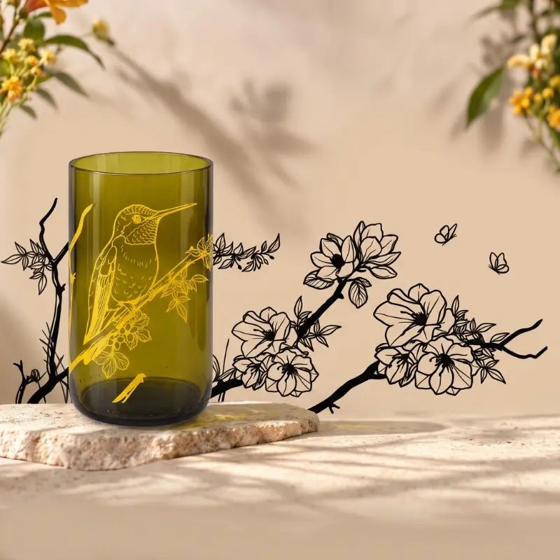 vaso verde de botella de vino con serigrafia dorada diseño de colibri y flores