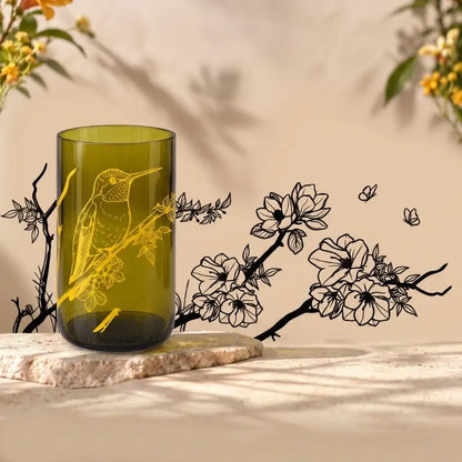 vaso verde de botella de vino con serigrafia dorada diseño de colibri y flores